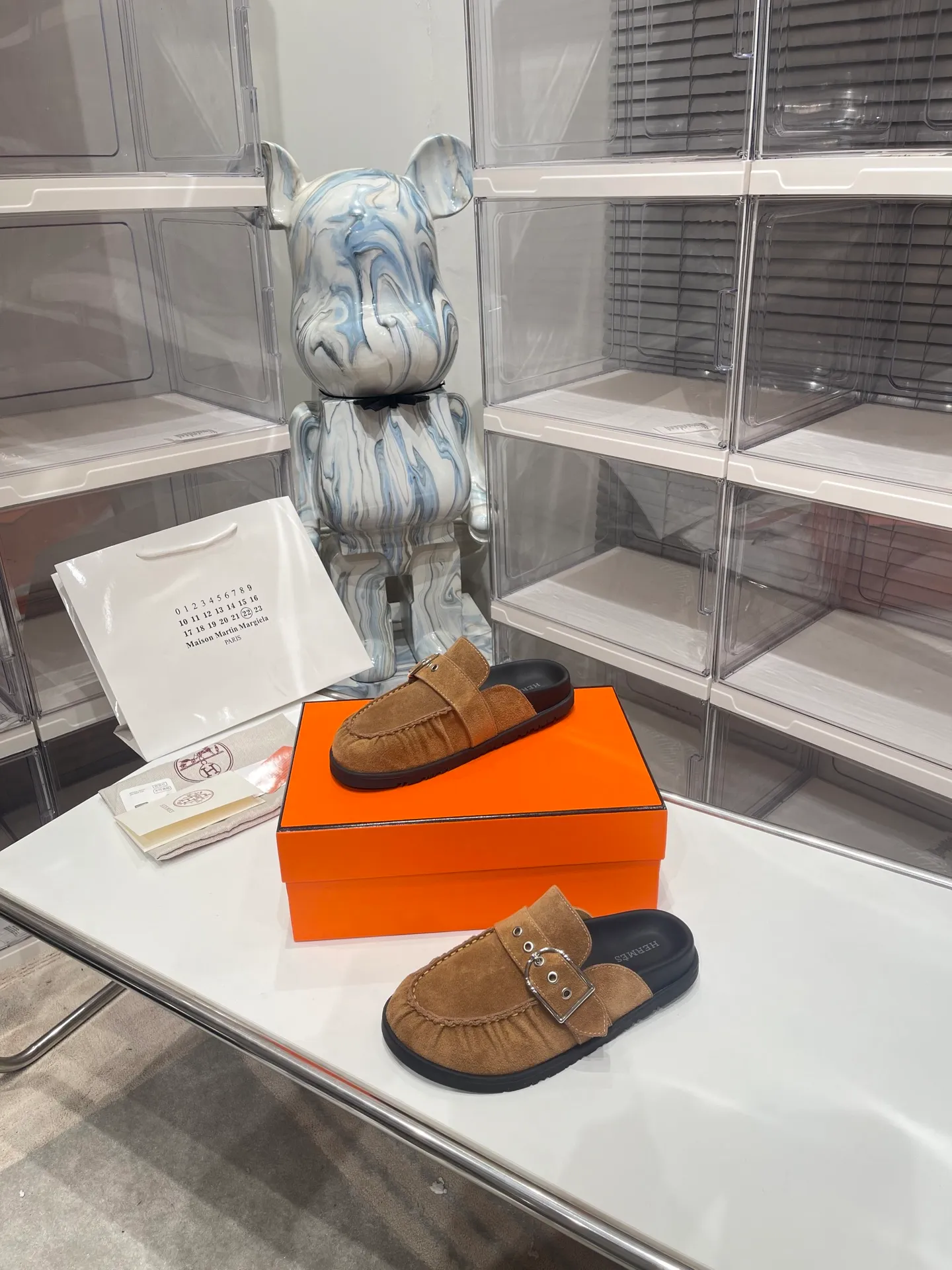 [H Family Hermès] P: 540💰 Size: Male 39-44 (45 46 customized) Female 35-40 (41 42 customized) HERMES Hermès latest kelly buckle couple style Birkenstock slippers, classic family language design! It looks good no matter how you match it! Casual and high-end feeling, the comfort is also great, paired with a variety of colorful socks, it gives a trendy and high-end feel ●Upper: imported cow suede ●Inner: imported sheepskin ●Foot pads: imported mixed sheepskin ●Outsole: Tpu non-slip and wear-resistant outsole